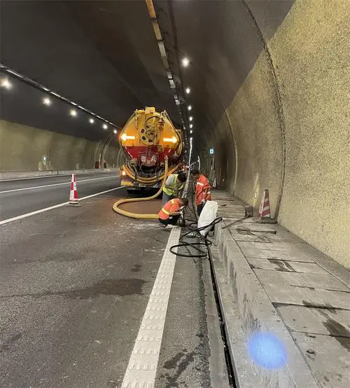 阿克苏隧道排水渠清淤